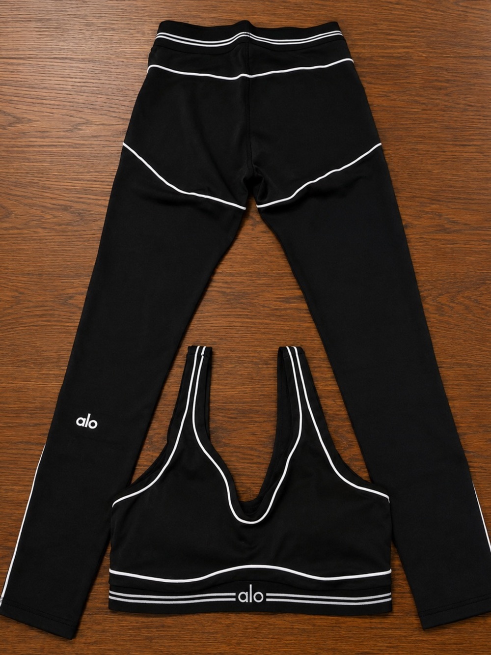 Alo Airbrush High-Waist Heart Throb Legging & Bra Set Black NWT (Size Small) 🖤✨